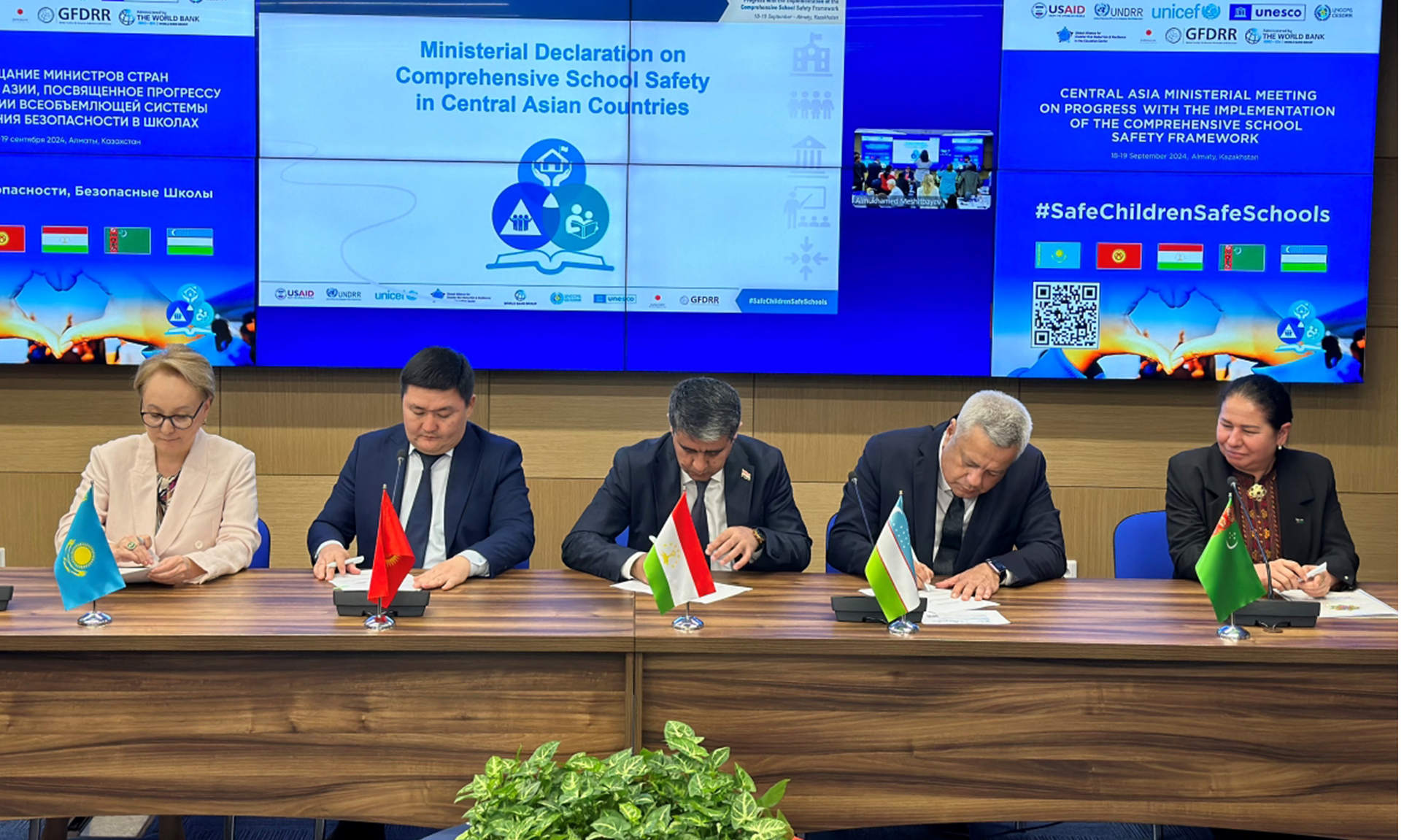 Ministers of Education from the 5 countries sign the pledge